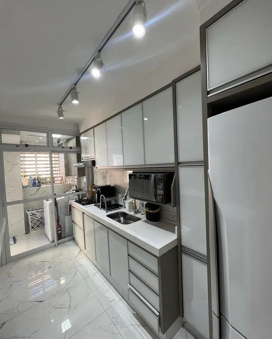Lindo apartamento mobiliado e decorado 3 quartos - Foto 3