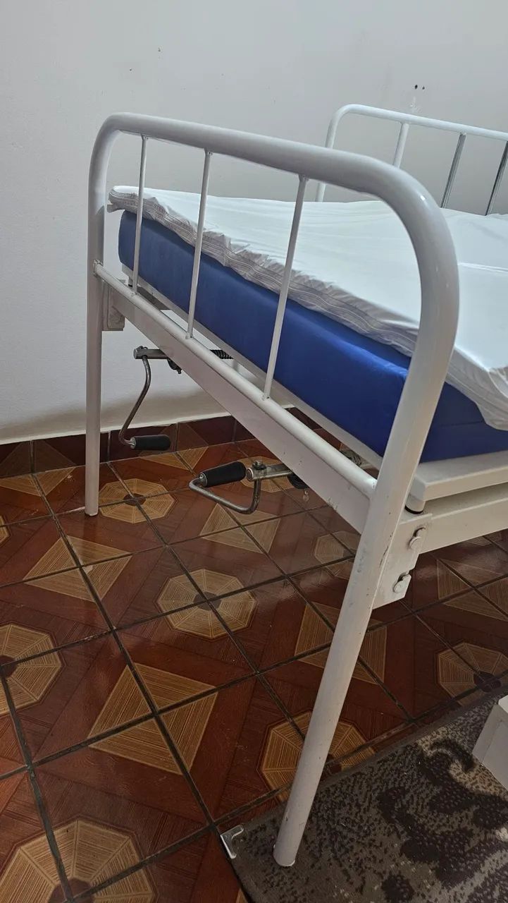 Cama hospitalar 2 manivelas + 2 colchões  - Foto 3