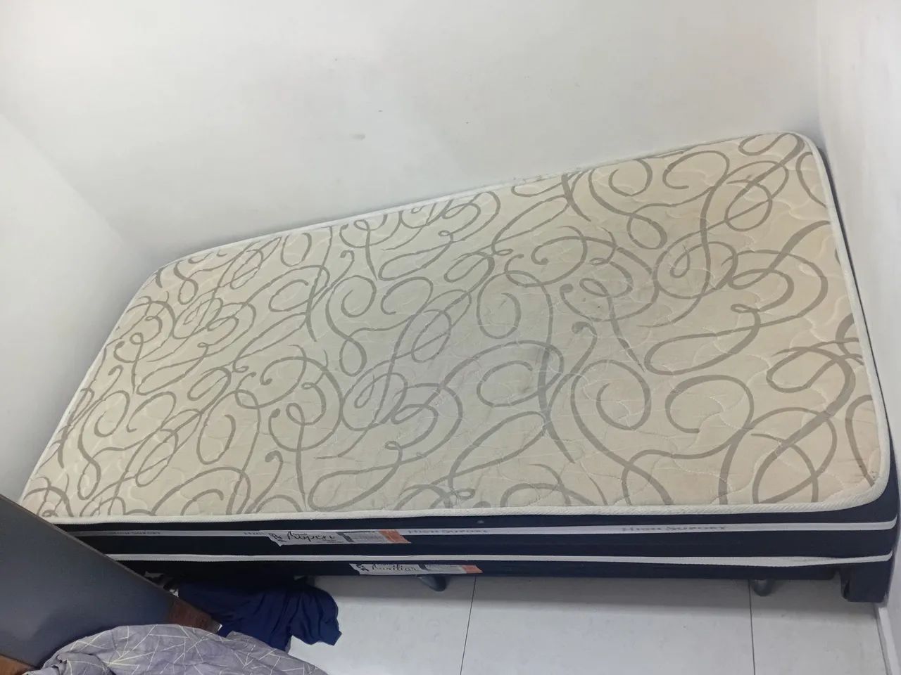 Bi cama, puxa outra cama em baixo 