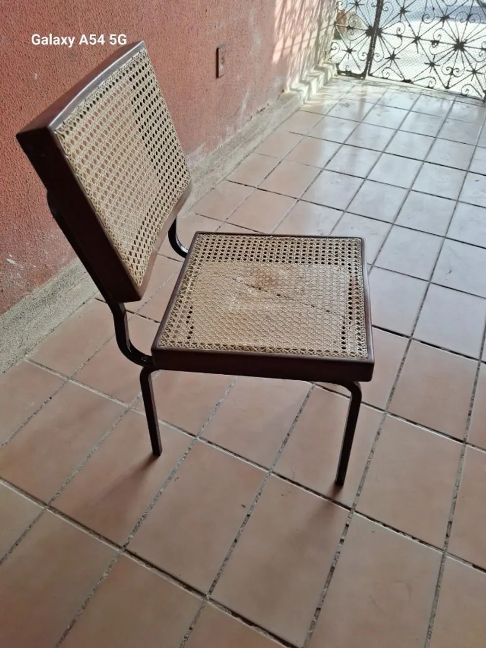 Vendo cadeira de palhinha usada - Foto 3