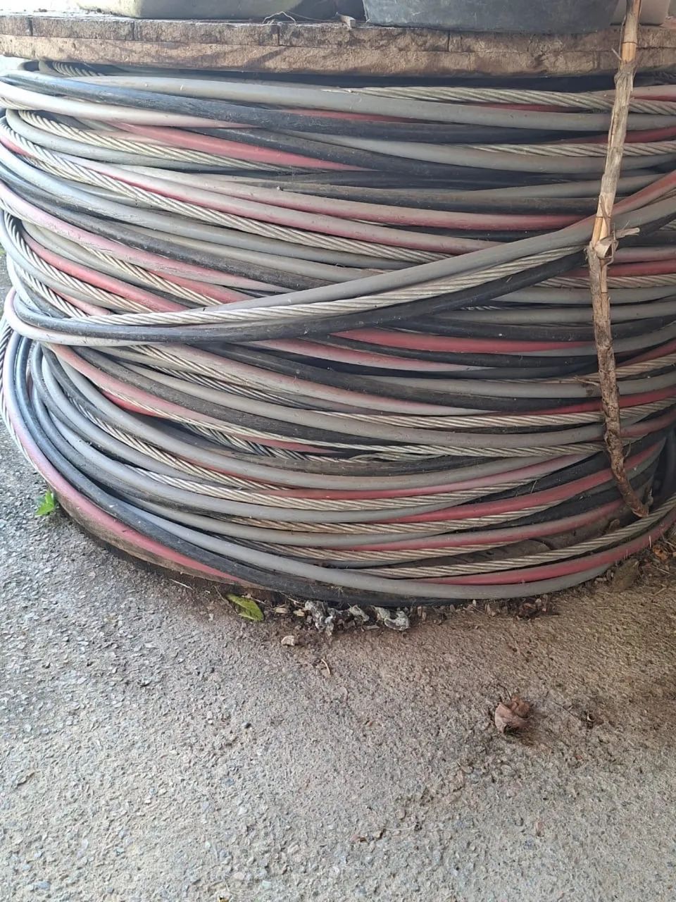 Cabo de Rede Elétrica e Poste