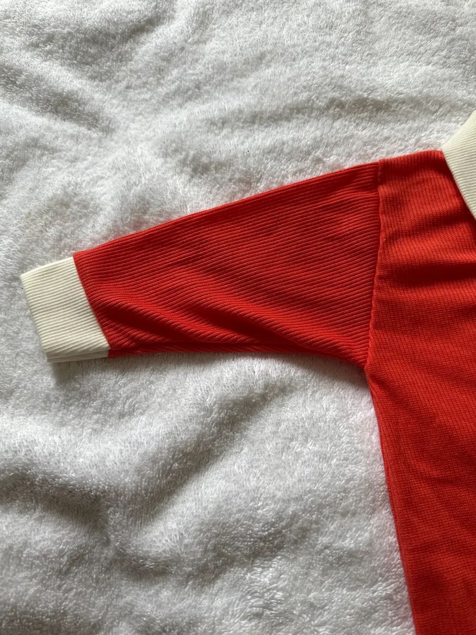 Macacão bebê TAM GR com pé vermelho e bege  - Foto 5