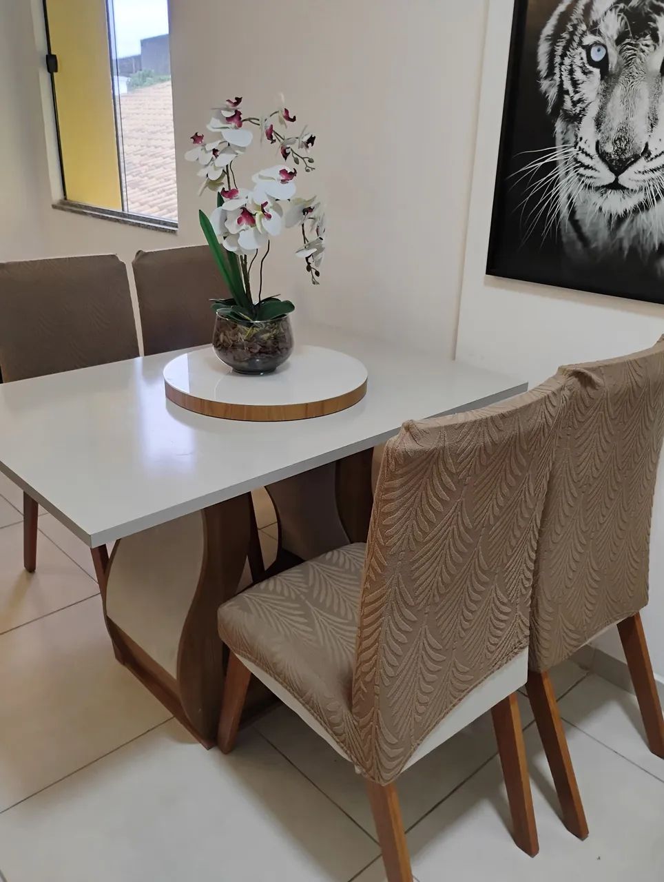 Mesa de jantar com 4 cadeiras 