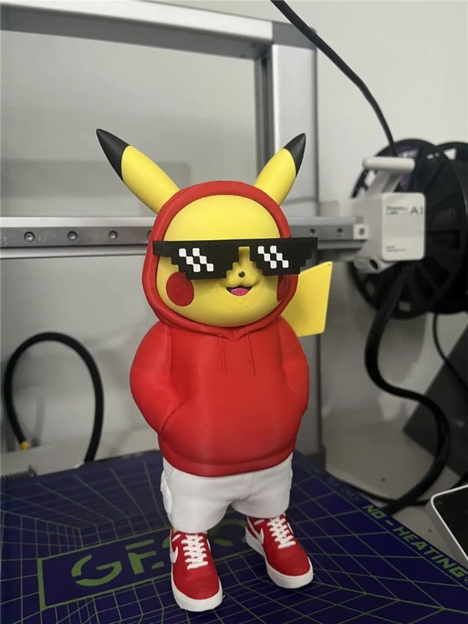 Pikachu Urbano decorativo 24 cm em PLA com 3 óculos - Foto 3