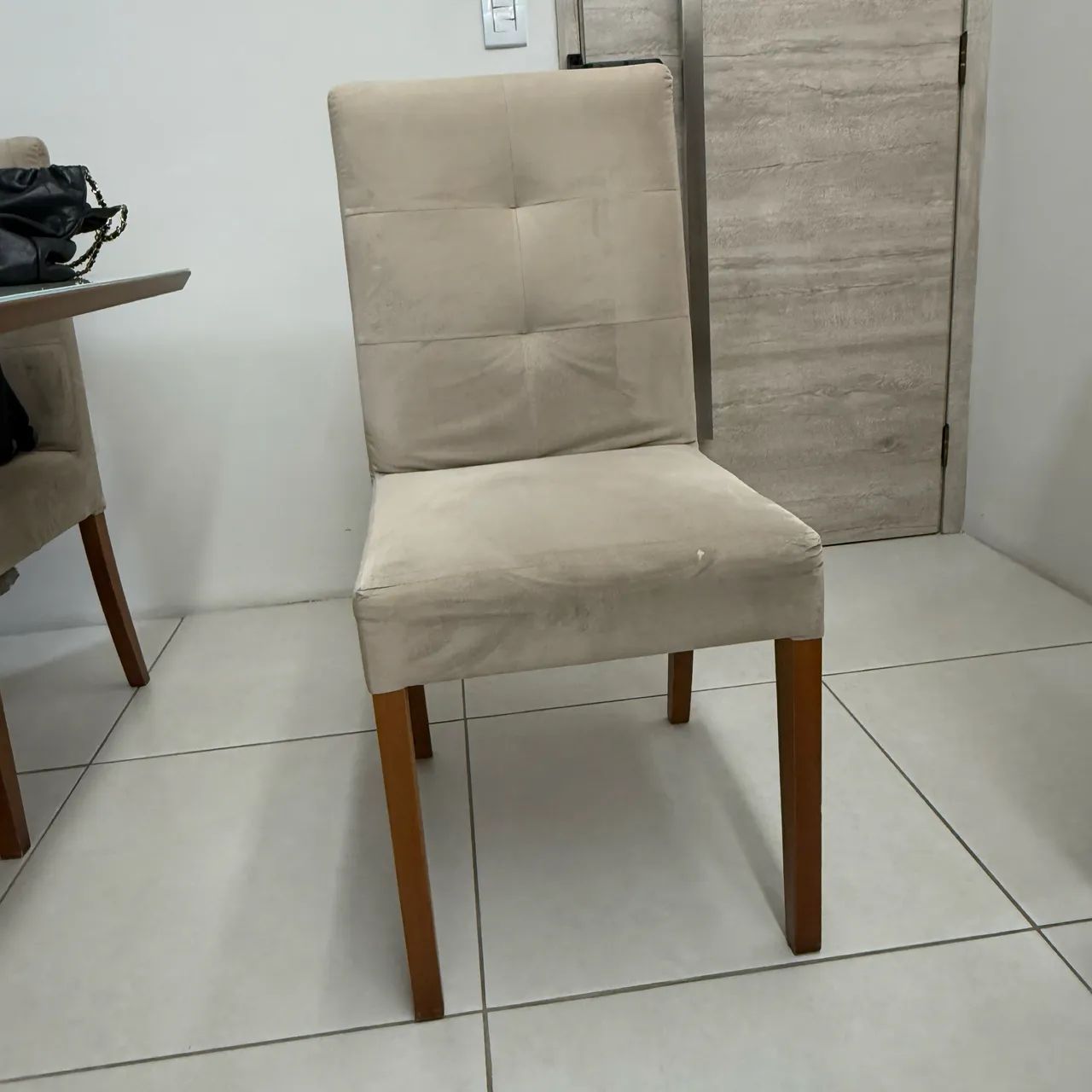 Vendo 6 cadeiras para mesa de jantar. 