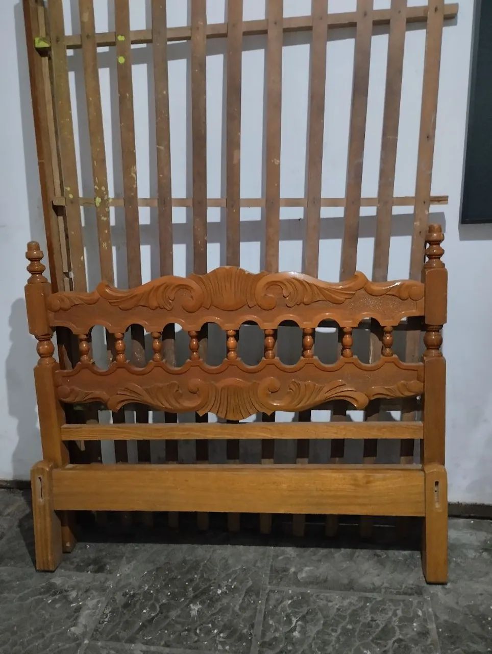 Cama madeira entalhada 