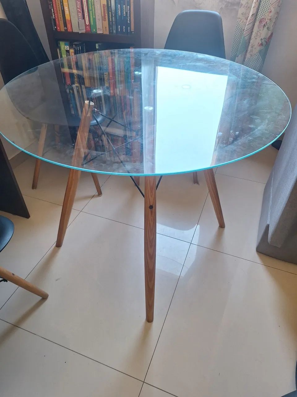 Mesa de vidro redonda com 4 cadeiras - Foto 4