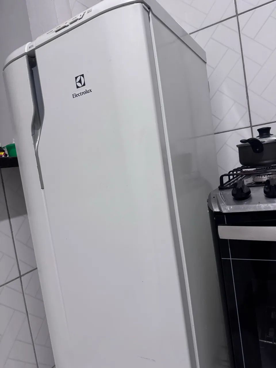 Geladeira eletrolux RE31 degelo - Foto 2