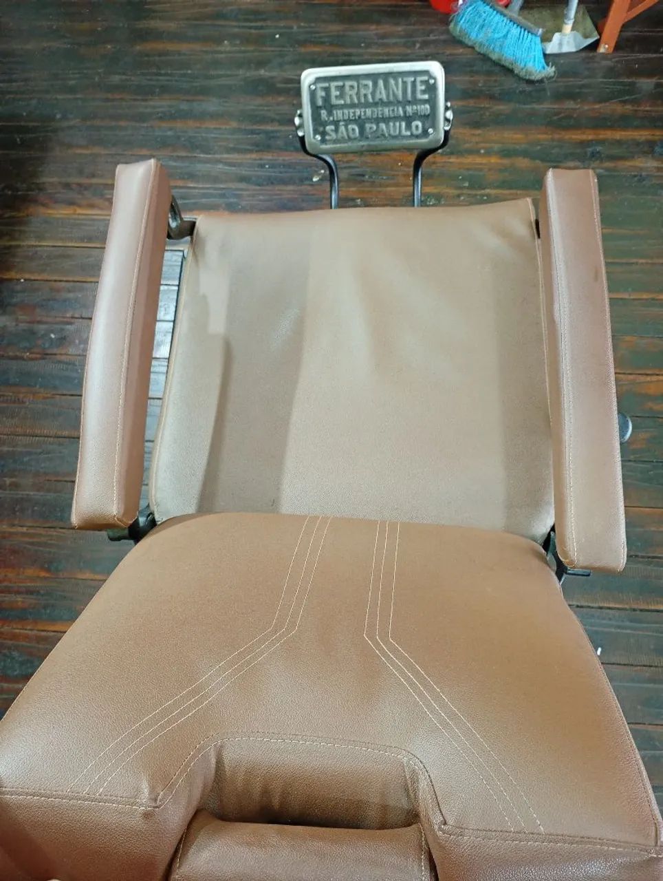 Vendo cadeira de barbeiro (barbearia) - Foto 2