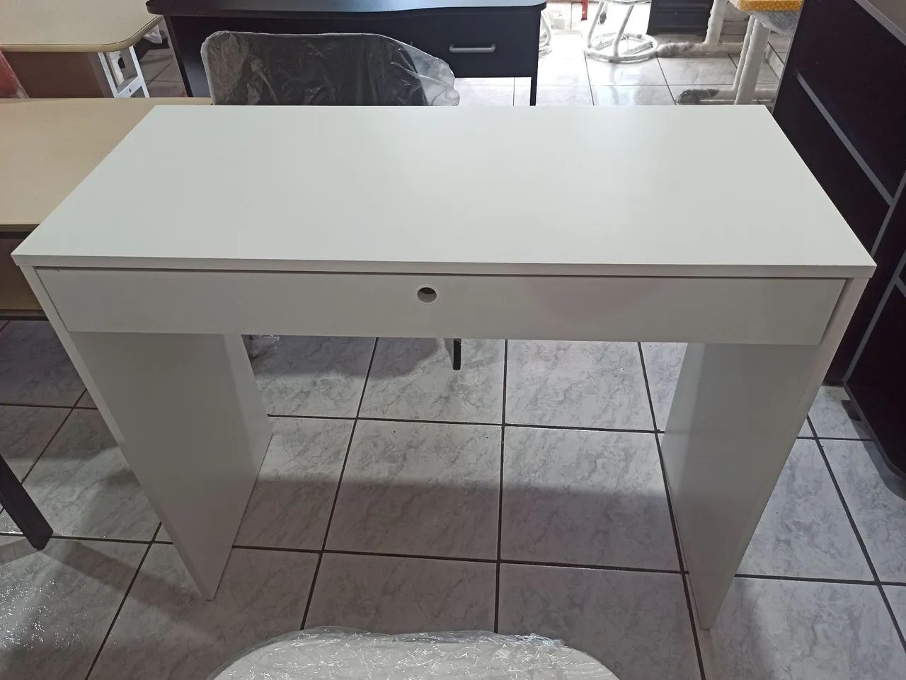 Escrivaninha com uma gaveta 