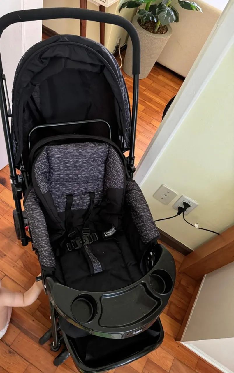 Carrinho de bebê com bebê conforto  - Foto 2