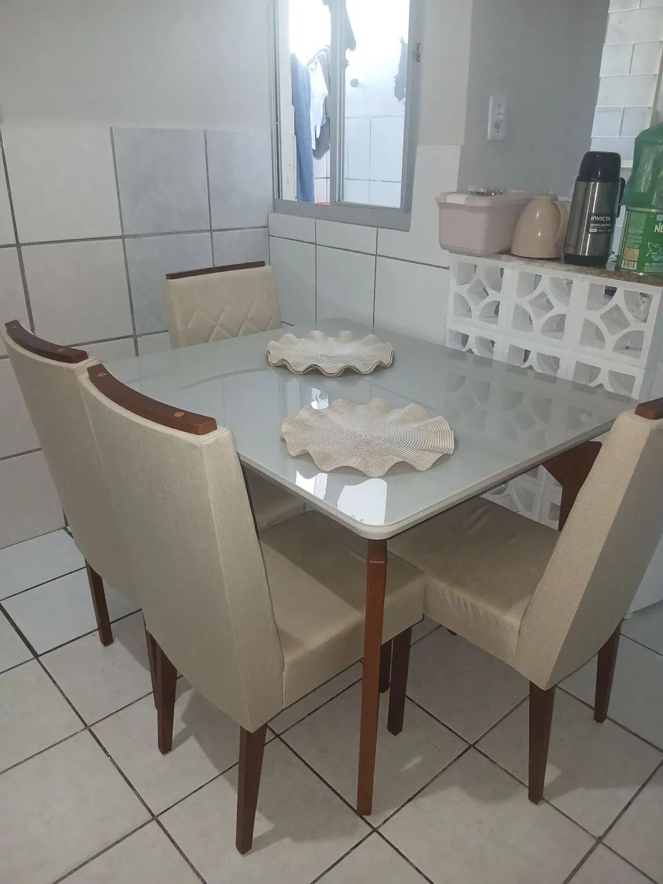 Vendo mesa 4 cadeiras semi nova