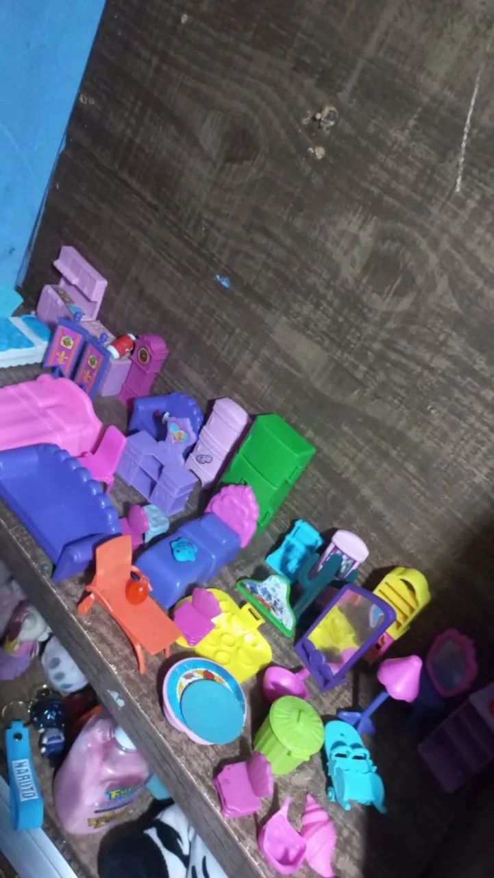 Lote com brinquedos móveis em miniatura 
