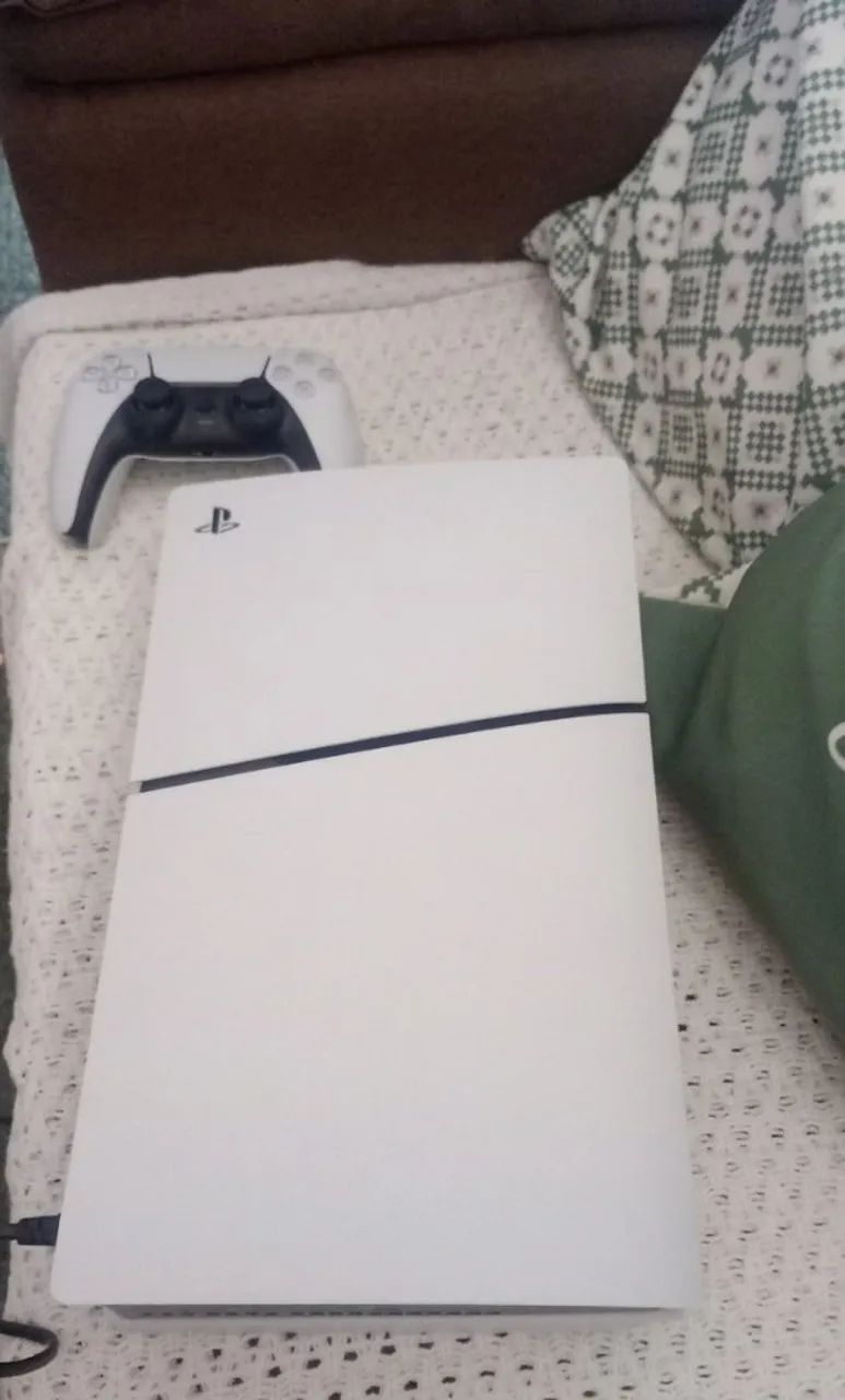 Ps5 mídia física de 1TB, comprado a 1 mês atrás, com nota fiscal e garantia.