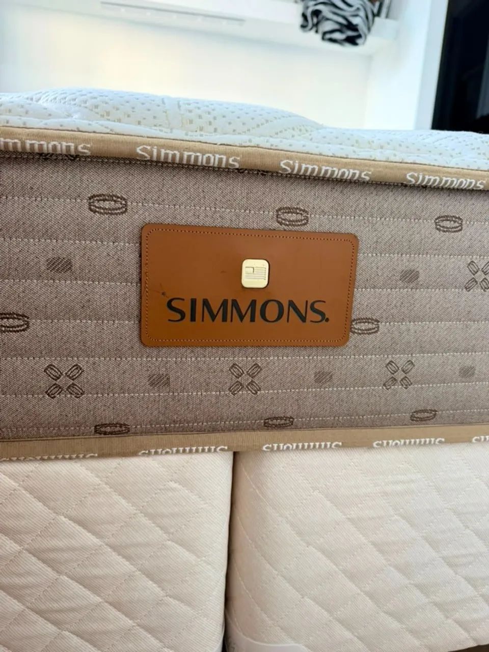 Simmons First Plush Queen + Box Smart MGA Cor Bege - Foto 3
