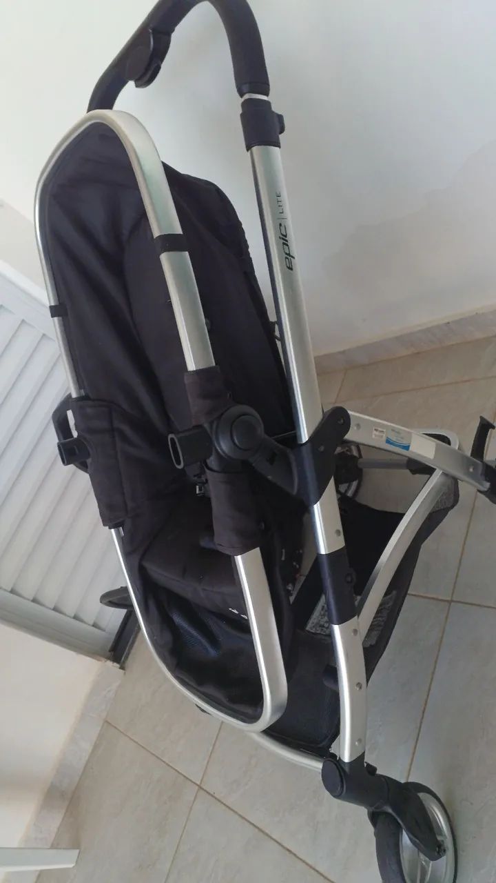 Carrinho de bebê com bebê conforto e berço - Foto 5