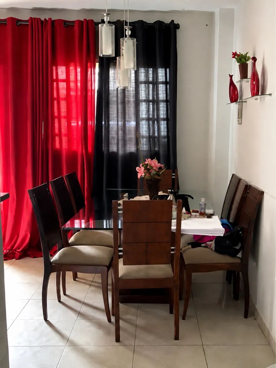 Mesa de jantar completa com 8 cadeiras ?