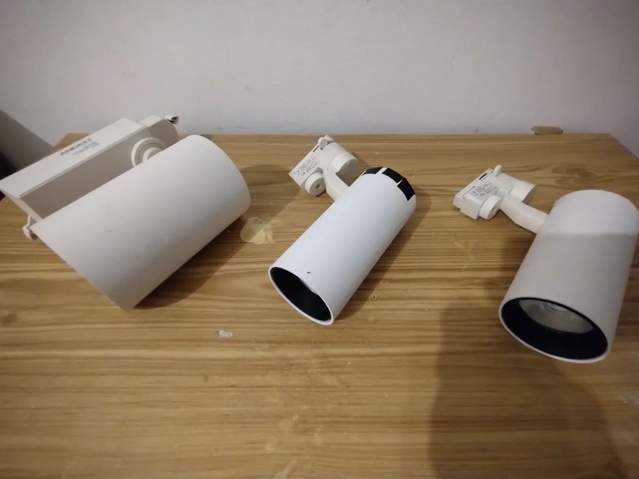 3 spots + 2 trilhos de luz 