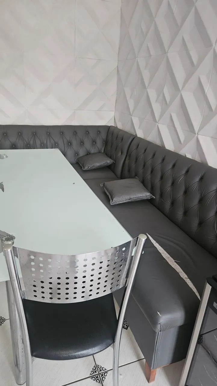 Mesa com canto alemão estofado com reparo a ser feito  - Foto 3