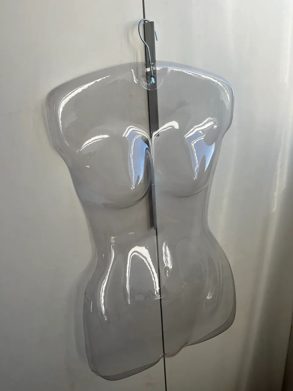 Cabide com silhuetas feminina 3D