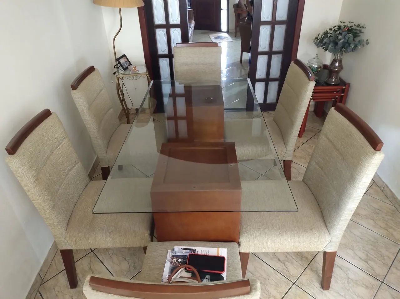 Mesa de Jantar com Tampo de Vidro + 6 Cadeiras Estofadas - Excelente Estado - Foto 2