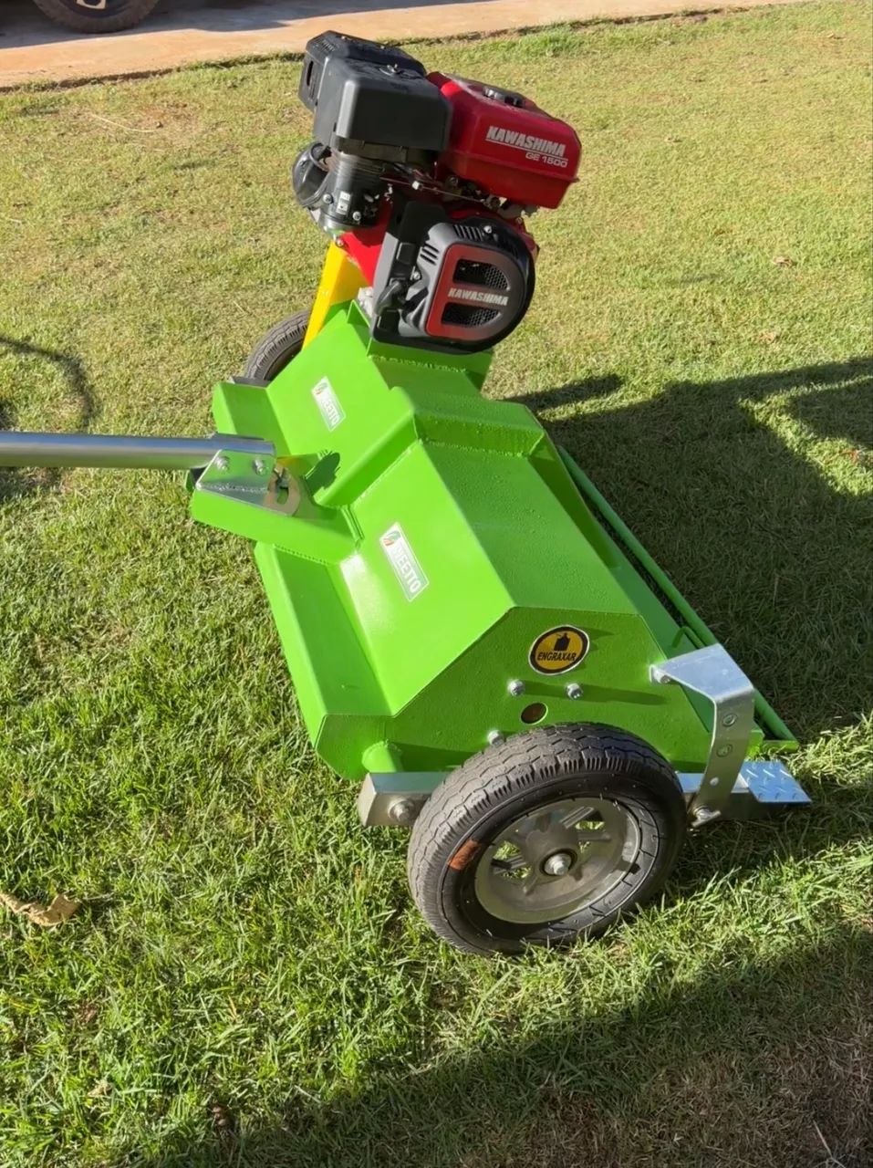 Roçadeira vertical corta 1 metro de largura - motor 15HP (semi-nova) - Foto 2
