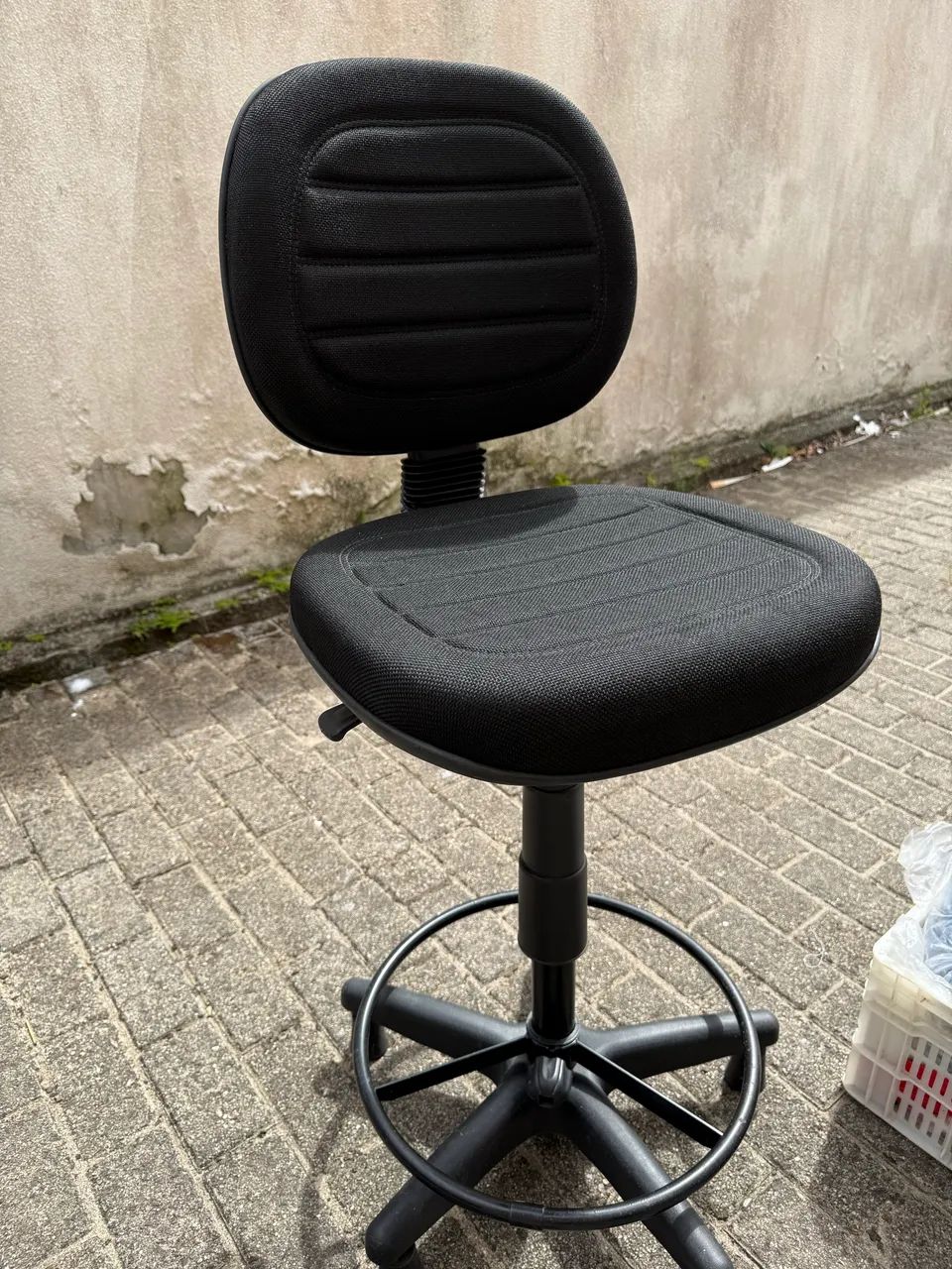 Cadeira  giratória alta semi nova  - Foto 3