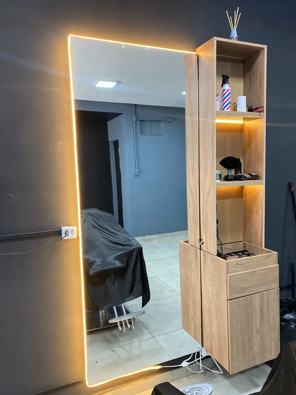 Espelho com bancada barbearia , salão 