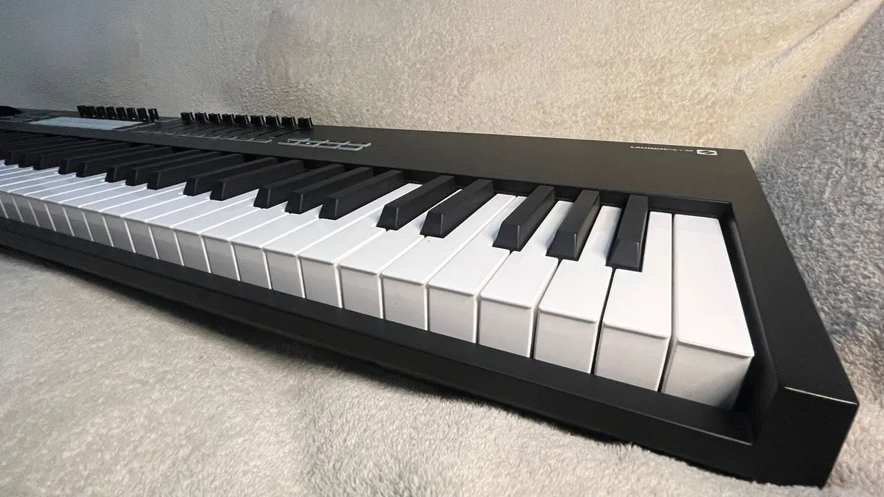 Novation Launchkey 88 MK3 MKIII - Estado de Novo (Na Caixa