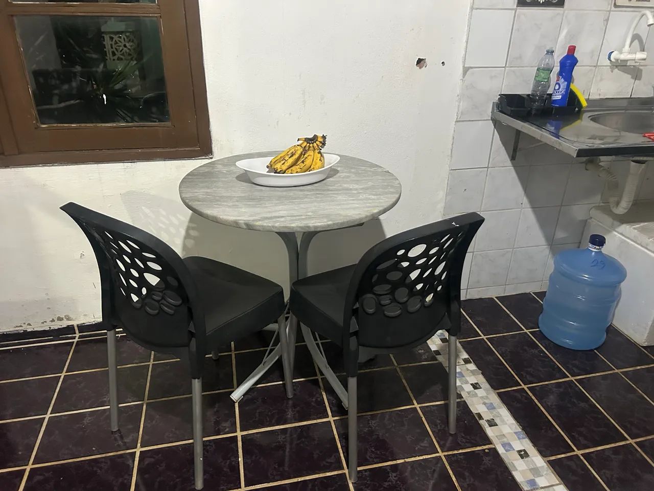 Mesa de mármore com 2 cadeiras