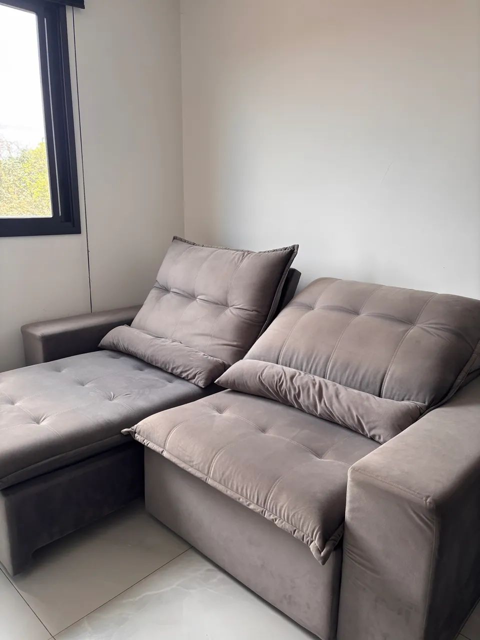 Sofá Bella retrátil e reclinável, com espaço para 4 pessoas. Medidas 230x110cm. - Foto 2