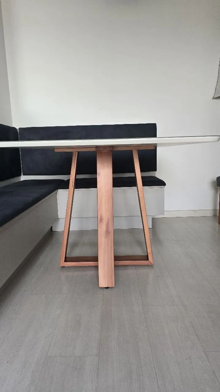 Vendo mesa com tampo de vidro e pés em madeira maciça  - Foto 4