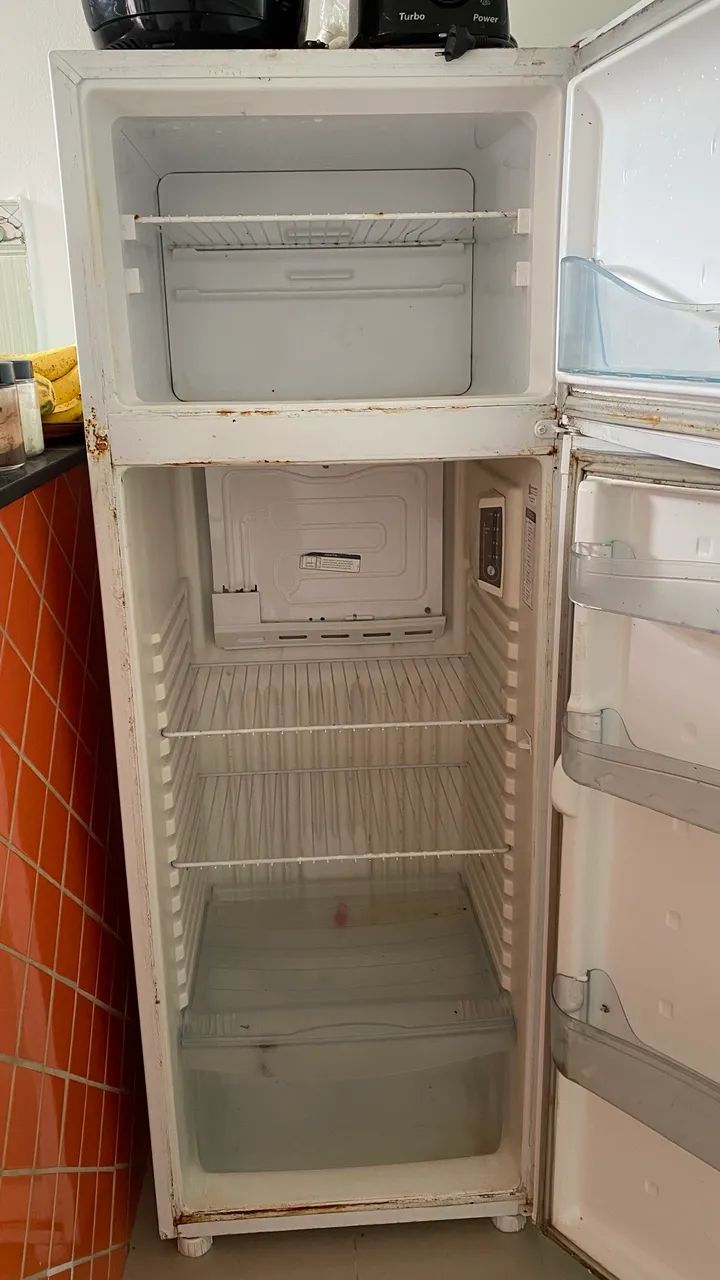 Vendo geladeira consul. Observação: está funcionando apenas o congelador. - Foto 2