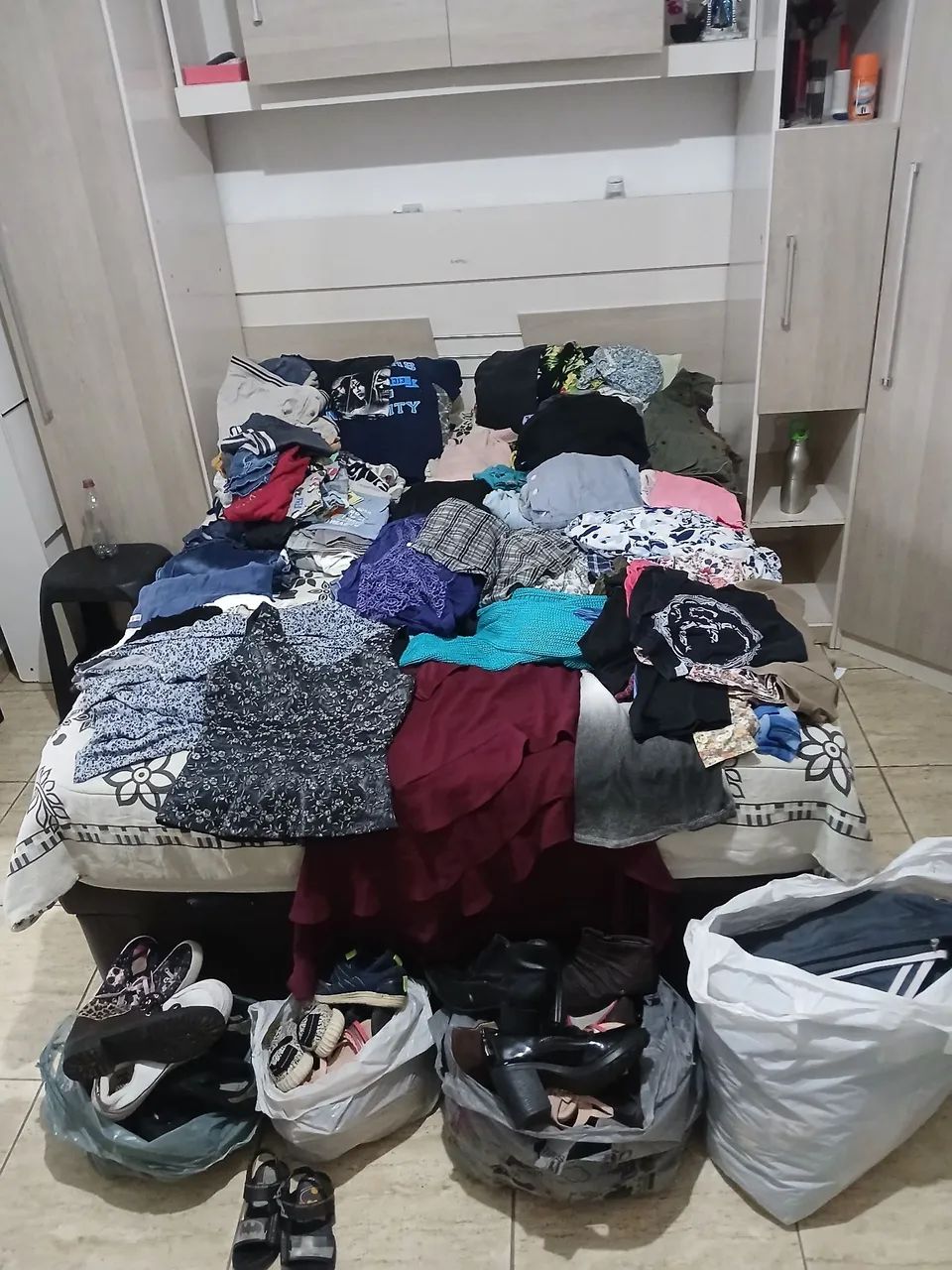 Lote com mais de 400 pecas de roupas para brecho - Foto 4