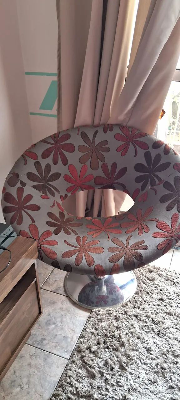 Poltrona em formato de concha e base cromada R$ 199,00