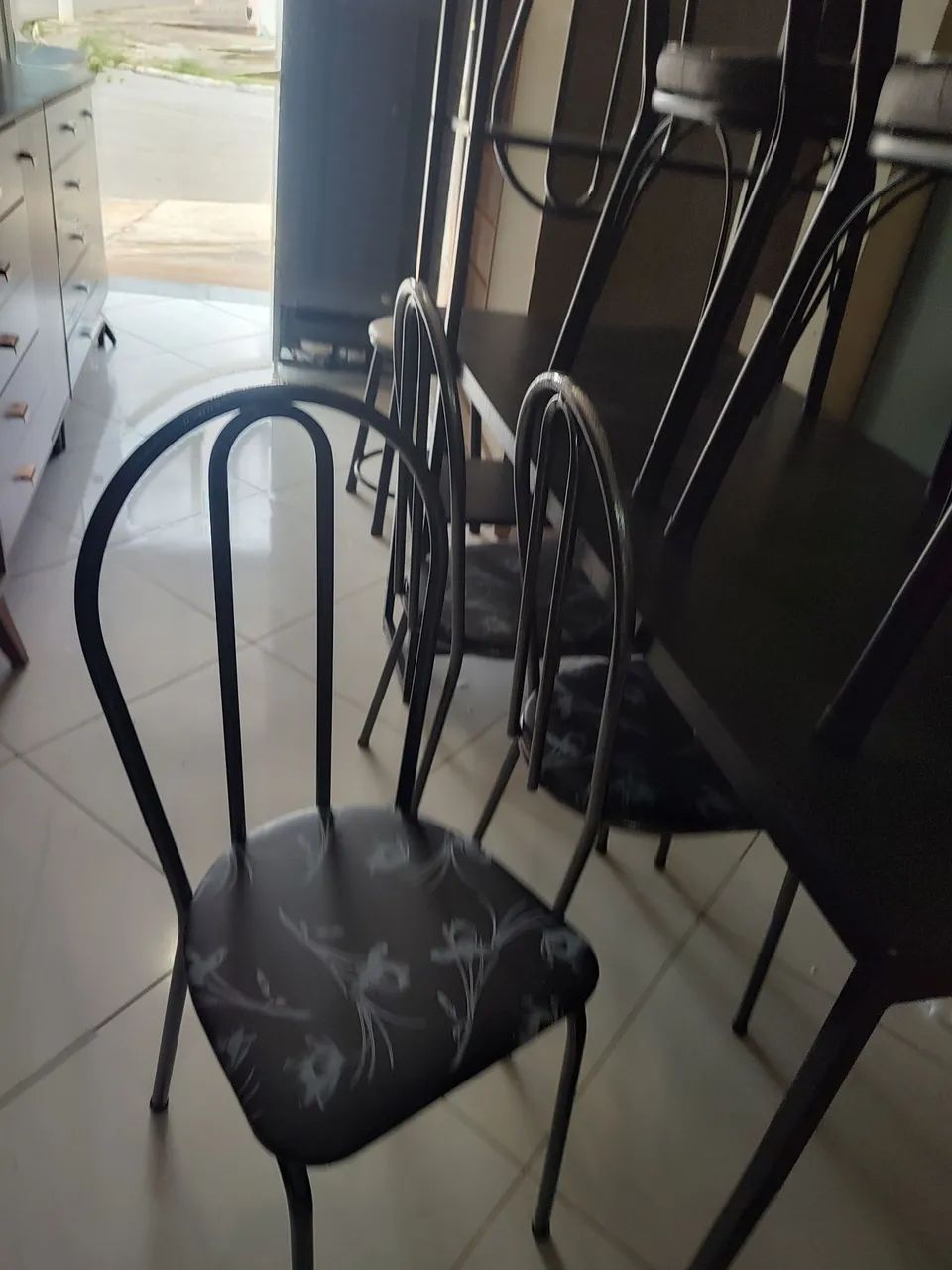 Mesa com 4 cadeiras nova - Foto 2
