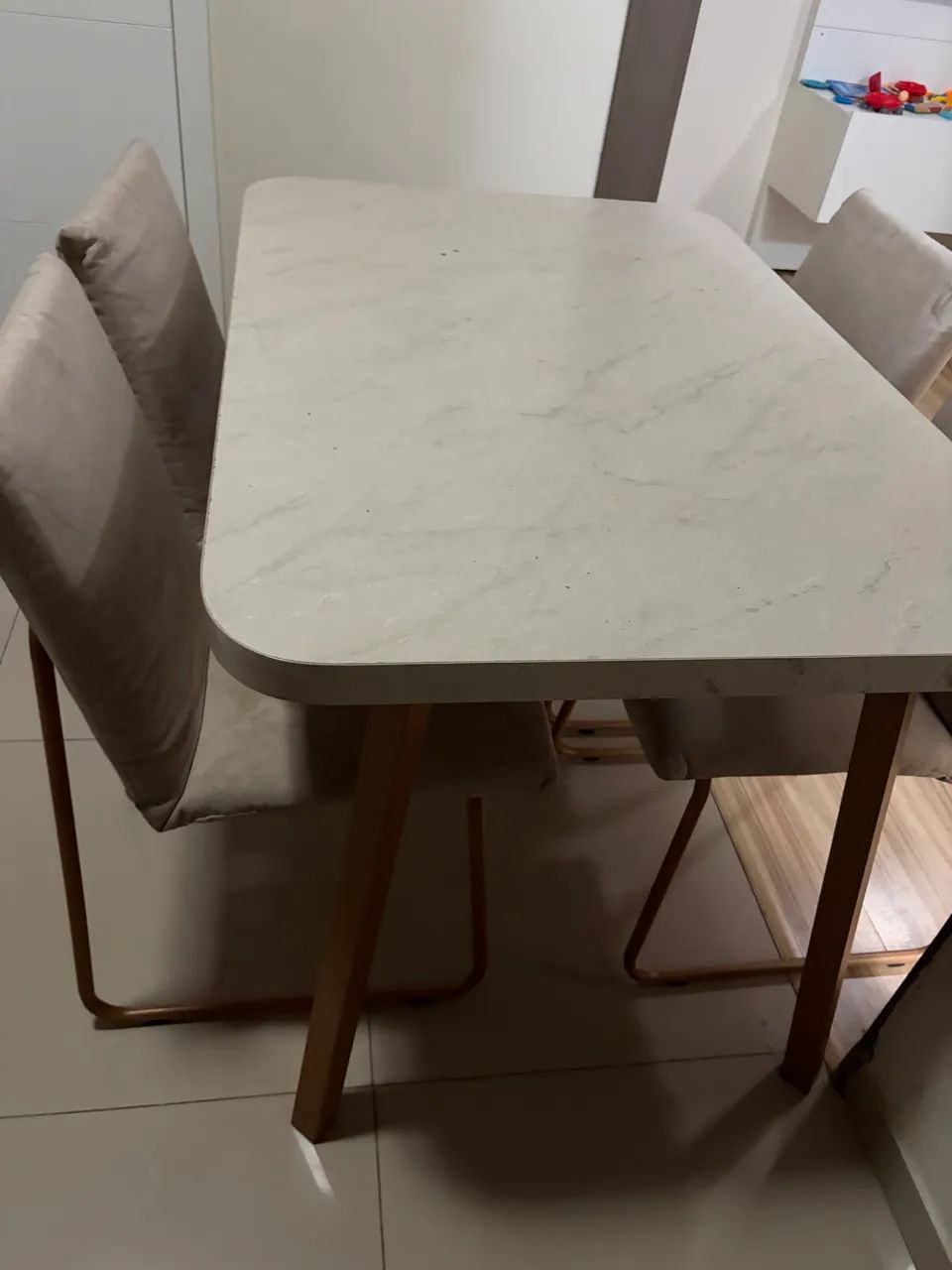 Vendo mesa com 4 cadeiras - Foto 2