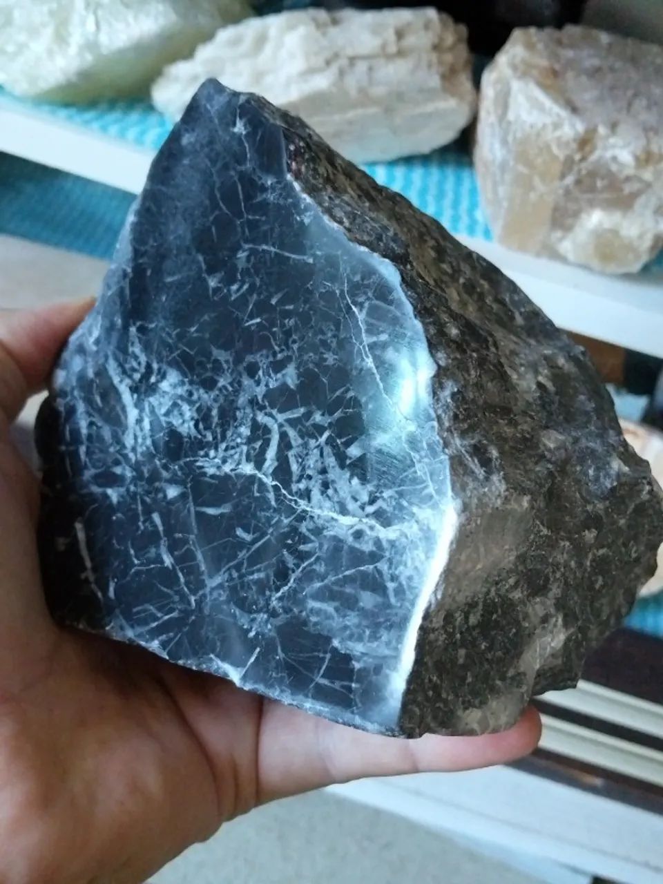 Arte em Mármore negro com veios brancos 2,1kg