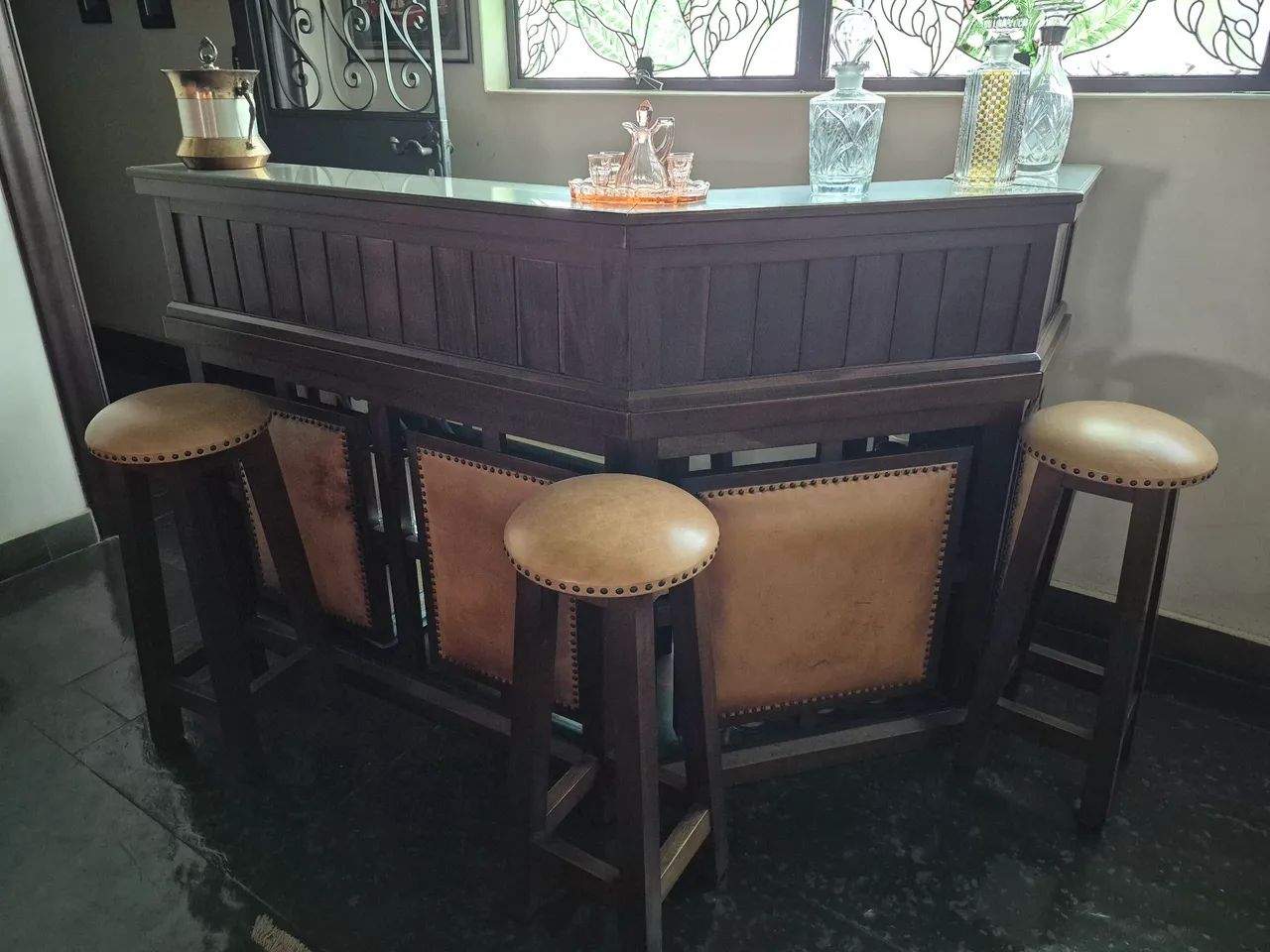 Bar em madeira maciça