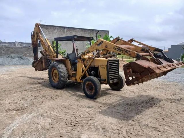 RETROESCAVADEIRA HS 86