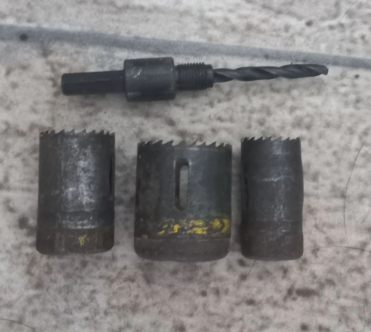 3 Serra copo e 1 broca