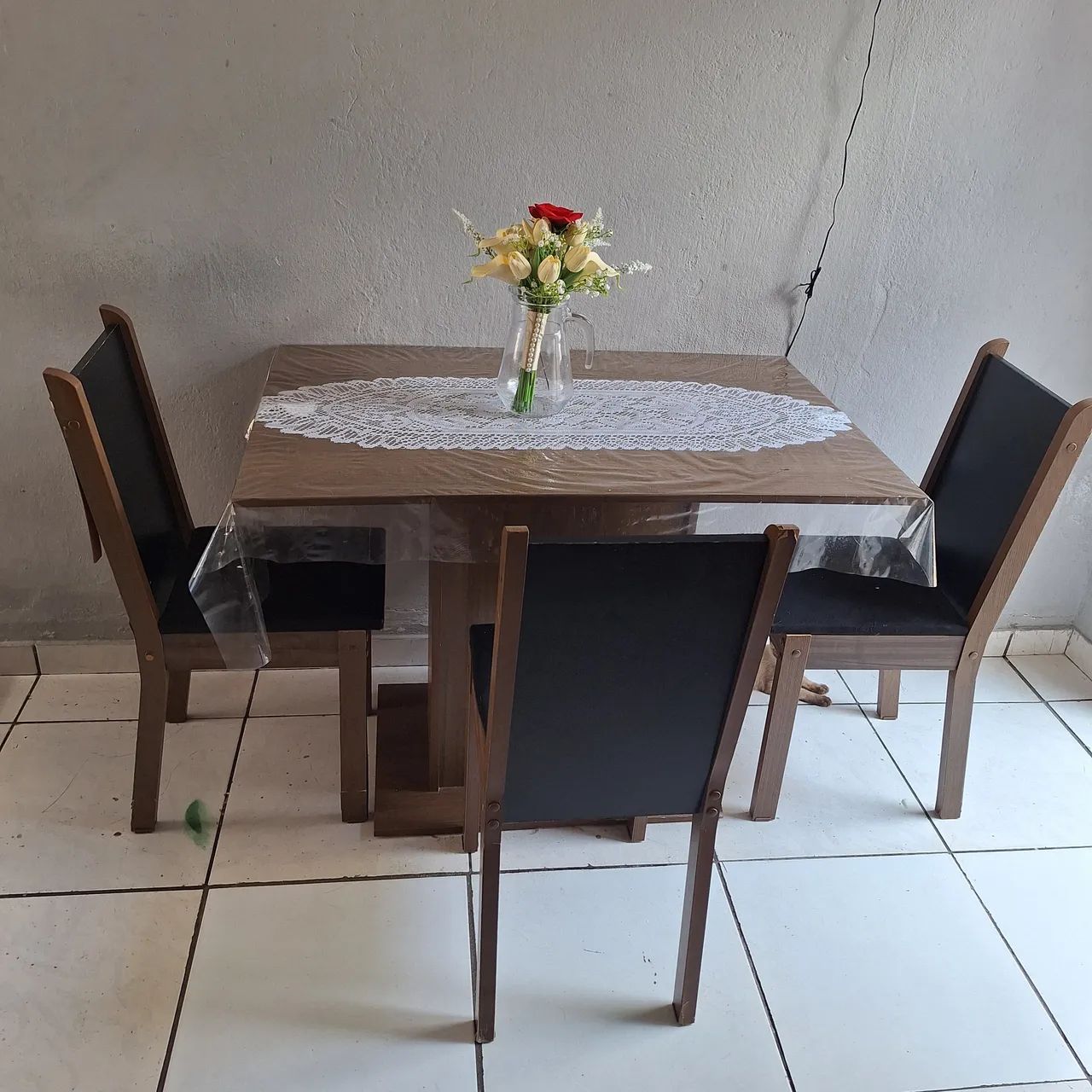 Jogo de mesa com 4 cadeiras 