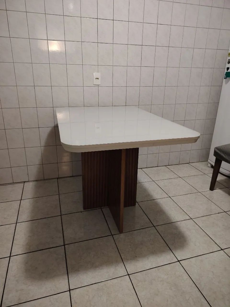 Mesa de jantar com 4 cadeiras 