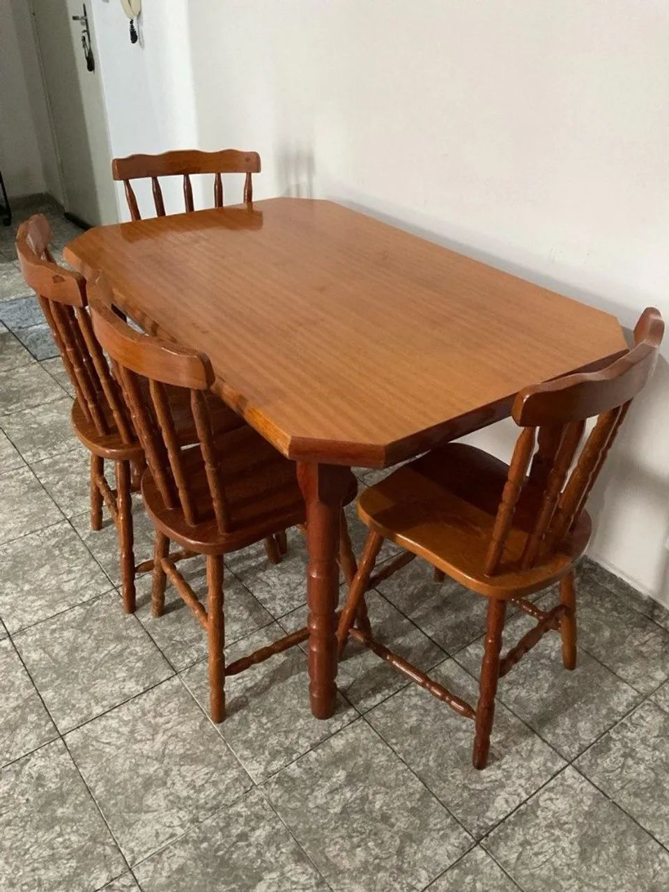 Mesa de madeira 4 cadeiras 