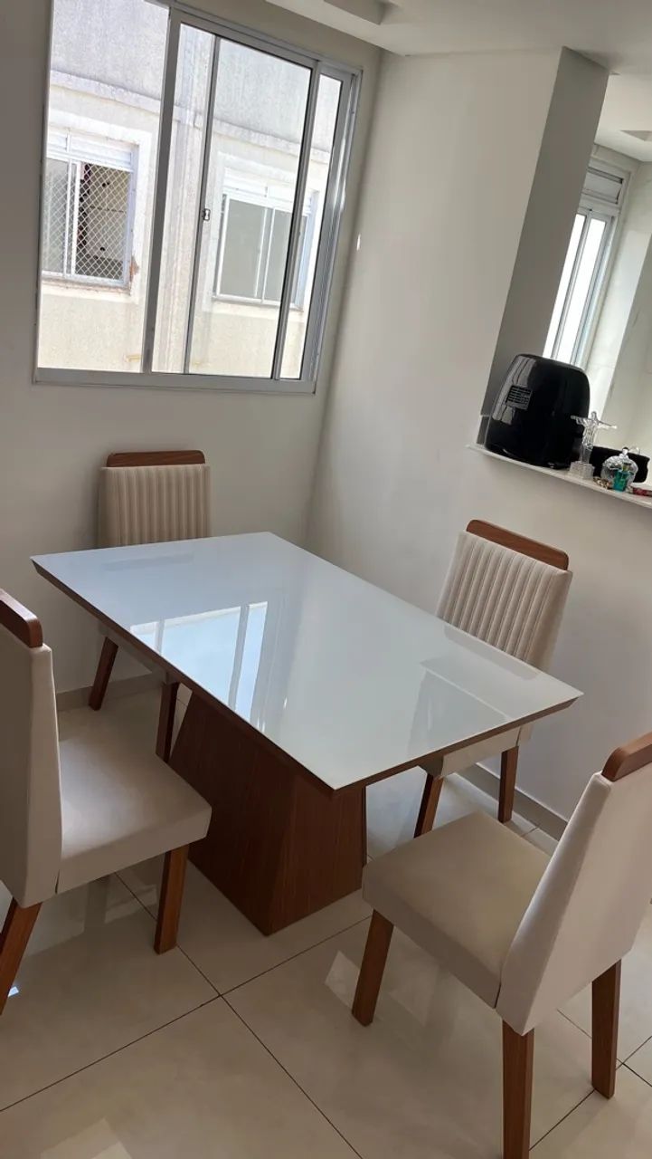Mesa com 4 cadeira 