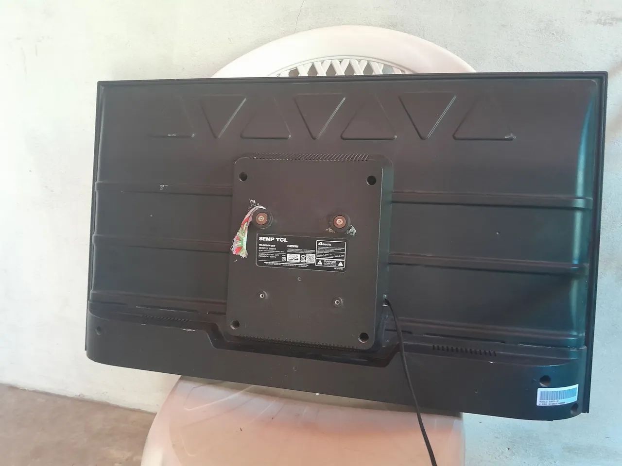 Vendo TV Semp TCL 32 polegadas com defeito no display não sei quanto custa pra arrumar  - Foto 4