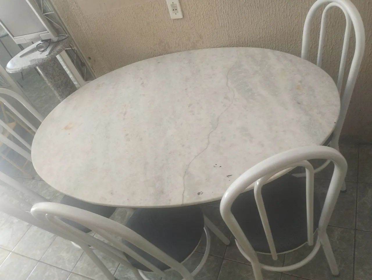 Mesa de mármore com 5 cadeiras - Foto 2