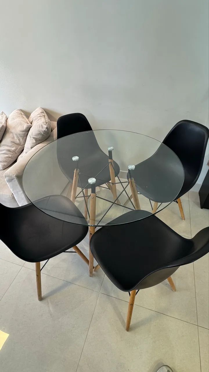 Mesa de jantar redonda de vidro + 4 cadeiras estilo Eames - Foto 4