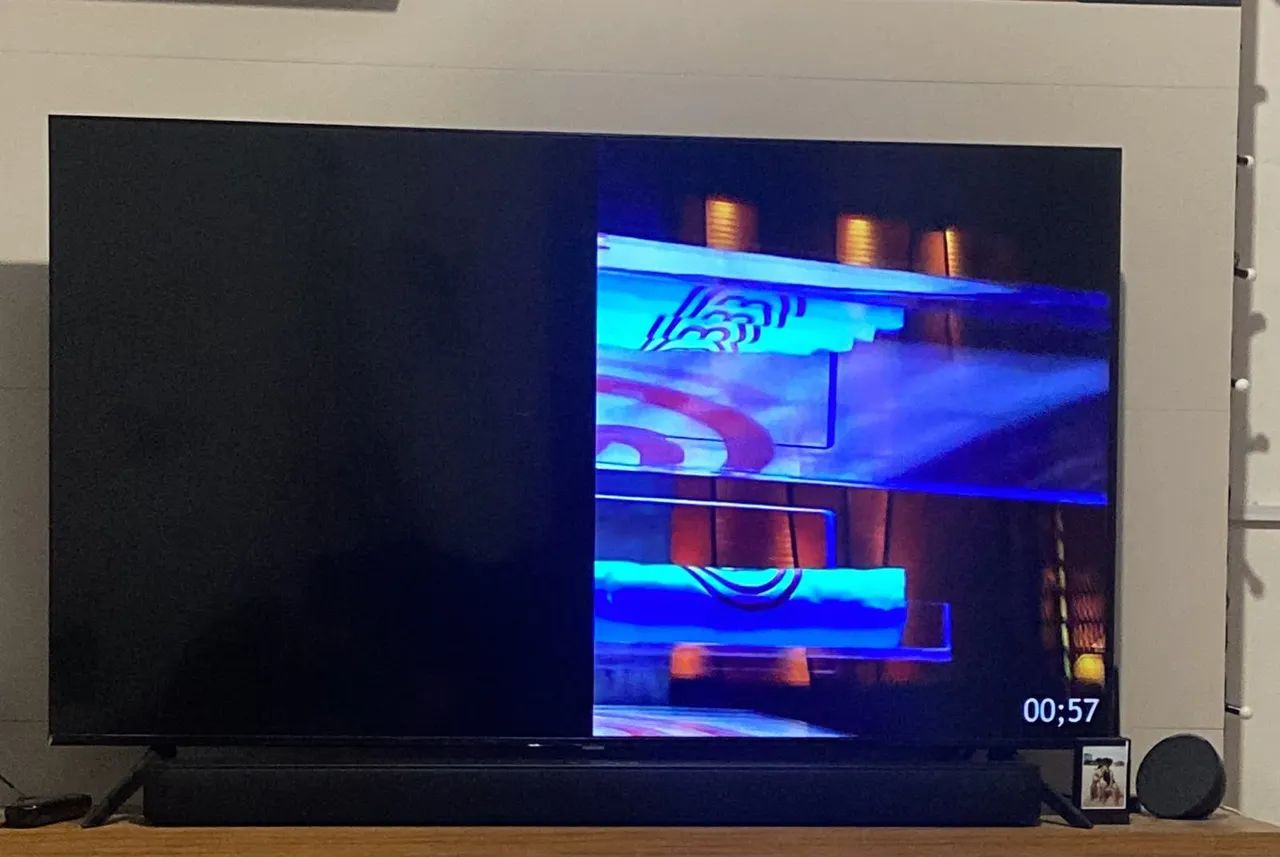 TV Samsung 50" CU7700 com defeito