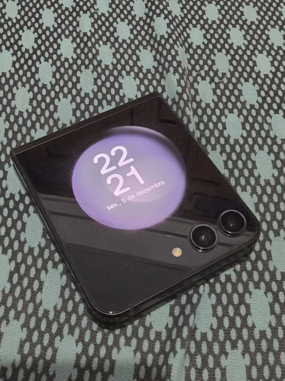 Z Flip 5, com tela interna com defeito